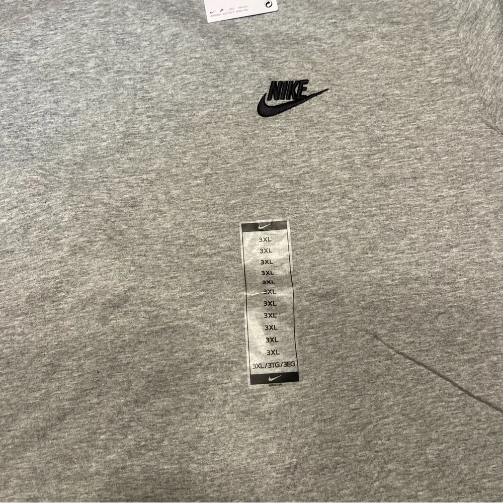 Nike Men's Heather Gray Short Sleeve Tee - Picture 7 of 12
